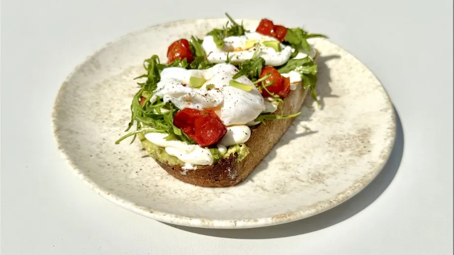 جرين ديلايت – توست الأفوكادو بالعجين المخمر مع بيض مسلوق