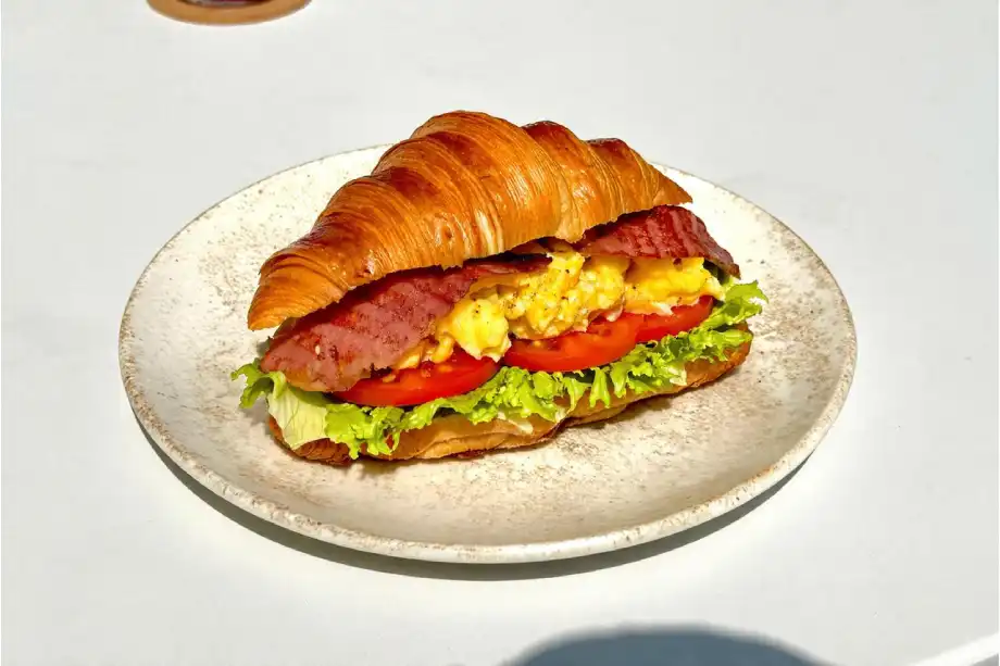 بيض مخفوق فرنسي على كرواسون